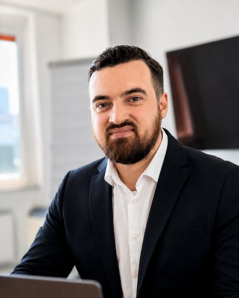 Porträt von Lukas Benninghofen, Steuerberater und Partner bei Benninghofen & Kümmel in Wuppertal