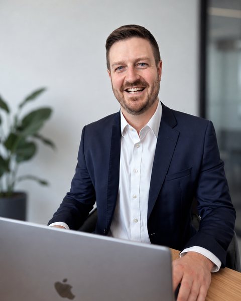 Porträt von Merlin Kümmel, Steuerberater und Partner bei Benninghofen & Kümmel in Wuppertal